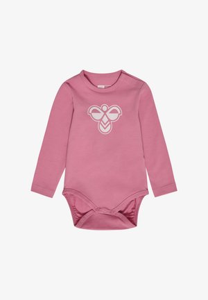 Langærmet babydragt i blødt pink bomuld med et hvidt bie-motiv på fronten og trykknapper i bunden for nem påklædning.