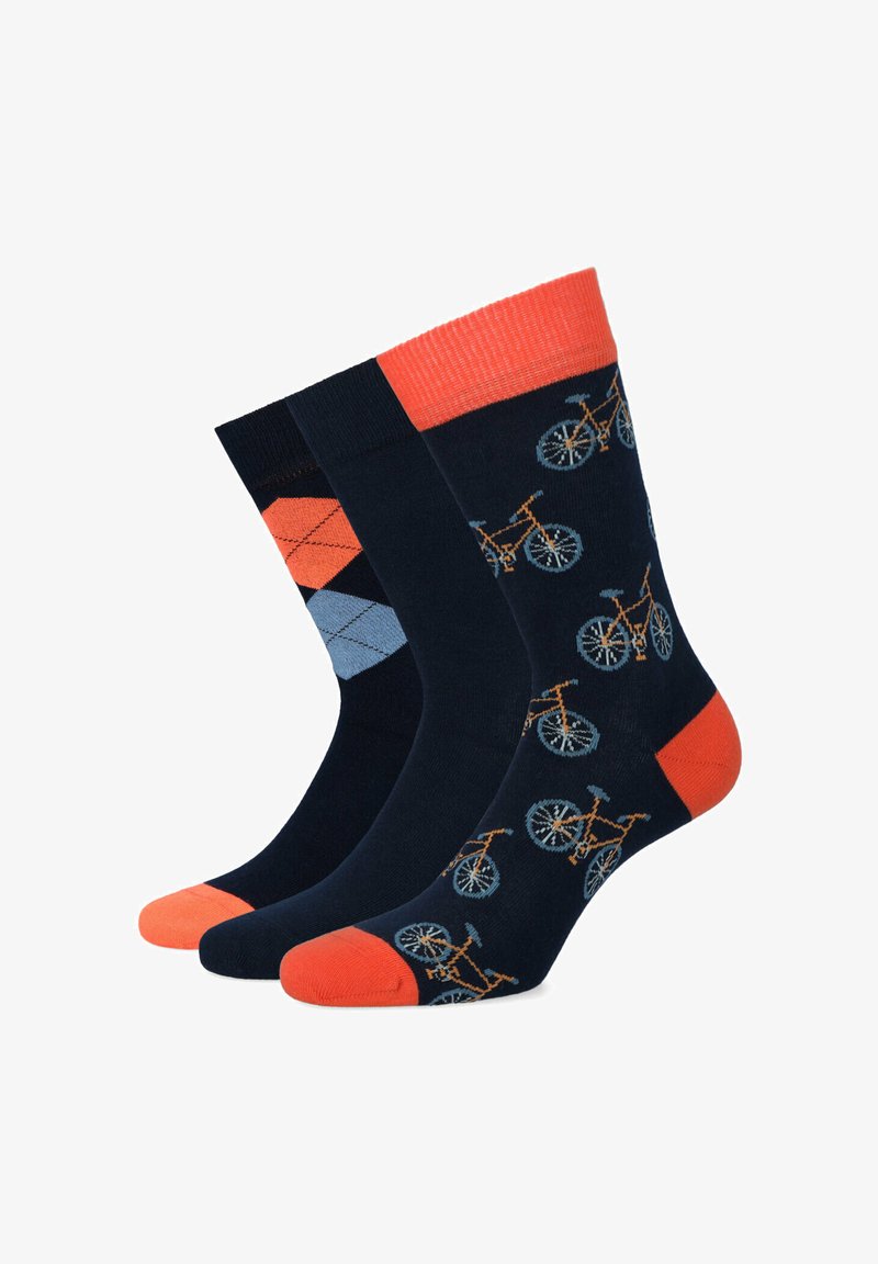 Trzy pary granatowych skarpetek z pomarańczowymi wzorami rowerów, kontrastujące pomarańczowe i niebieskie akcenty, gładka faktura oraz design ze ściągaczem.