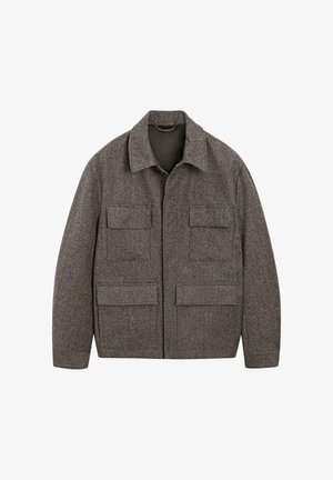 Giacca in lana grigia con collo a risvolto, quattro tasche frontali e finitura testurizzata. Presenta una chiusura con bottoni e un design a taglio dritto.