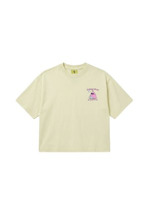 Jasnobeżowy krótkotrwały t-shirt z okrągłym dekoltem, z małą różową kreskówkową chmurką i tekstem "Being kind is healthy" na lewej piersi.