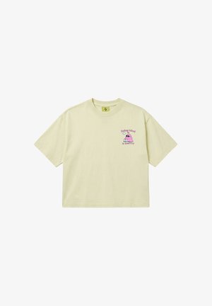 Jasnobeżowy krótkotrwały t-shirt z okrągłym dekoltem, z małą różową kreskówkową chmurką i tekstem "Being kind is healthy" na lewej piersi.