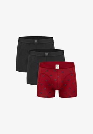 Tres bóxers para hombre, dos en negro sólido y uno rojo con un pequeño estampado de gafas de sol azul oscuro, todos con un pequeño logo frontal en la cintura.