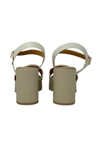 Sandali con tacco blocco crema, con tomaia in pelle liscia, cinturino alla caviglia regolabile e soletta imbottita. Il design del tacco quadrato offre stabilità.