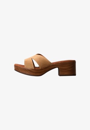 Sandalia de ante color cuero con plataforma de madera, diseño de punta abierta y tiras anchas cruzadas.