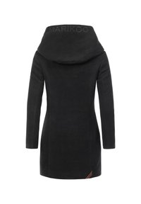 Long manteau noir avec col large et « MARIKOO » brodé dans le dos, présentant une petite étiquette marron près de l'ourlet du côté droit.