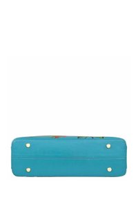 Turquoise leren tas met bloemmotief aan de bovenkant, rechthoekige vorm, met gouden metalen studs aan de basis voor stabiliteit.