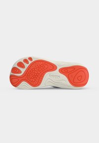 Semelle de chaussure en caoutchouc blanc avec des motifs de grip ovales rouges et texturés, marque Geox et indication de taille sur fond uni.
