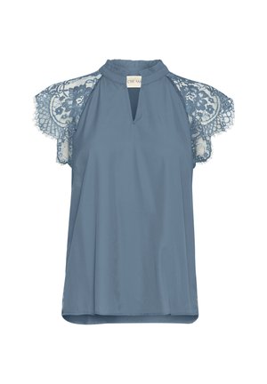 Hele sinine pluus pitskätistega, võtmeaugu kaeluse ja lõdva lõikega. Pehme kangas sujuva tekstuuri ja peene sädelusega.