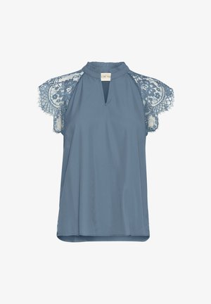 Hele sinine pluus pitskätistega, võtmeaugu kaeluse ja lõdva lõikega. Pehme kangas sujuva tekstuuri ja peene sädelusega.