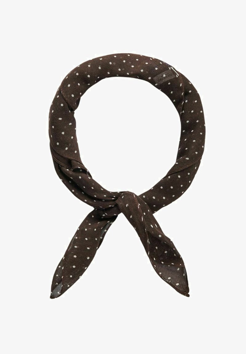Brun scarf med polka prickar, tillverkad av lättviktig tyg, med en klassisk fyrkantig form och knuten i en slinga med avsmalnande ändar.