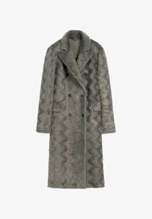 Dwurzędowy płaszcz z teksturowanego szarego sztucznego futra, z klapami, dwiema przednimi kieszeniami i sześcioma ciemnymi guzikami.