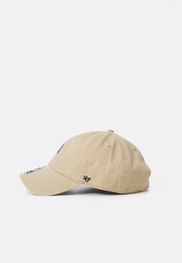 Kaki baseball caps med brodert logo, buet brem, og ventilasjonsluker; har et kontrasterende mønstret underside for ekstra detaljer.