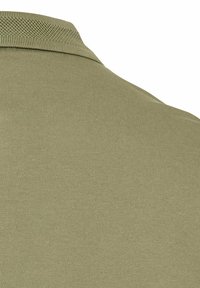 Olijfgroene polo shirt met een geprofileerde hals, met een gladde stof en een aansluitend ontwerp, zonder zichtbare patronen of accenten.