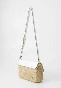 Borsa a tracolla in paglia intrecciata con patta in pelle bianca e tracolla grigia regolabile, con accenti in metallo dorato.