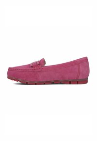 Różowe zamszowe loafersy w stylu mokasynów, z plecionym akcentem z przodu i gumową podeszwą o textured wykończeniu.