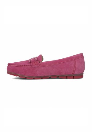 Różowe zamszowe loafersy w stylu mokasynów, z plecionym akcentem z przodu i gumową podeszwą o textured wykończeniu.