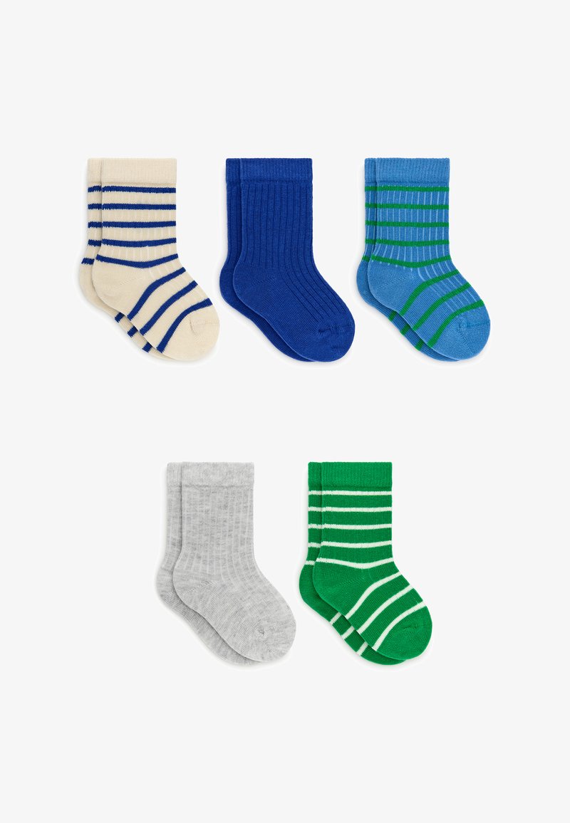 Cinq paires de chaussettes d'enfants pliées beige à rayures bleues, bleu uni, bleu à rayures vertes, gris et vert à rayures blanches sur fond blanc.