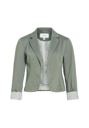 Veste cintrée verte en tissu doux, dotée d'un col cranté, de manches longues avec des poignets rayés blancs et d'une doublure intérieure rayée.