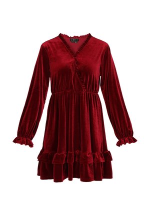 Abito in velluto rosso con maniche lunghe, dettagli arricciati lungo la scollatura e i polsini, e orlo a balze a più livelli, con vita aderente.