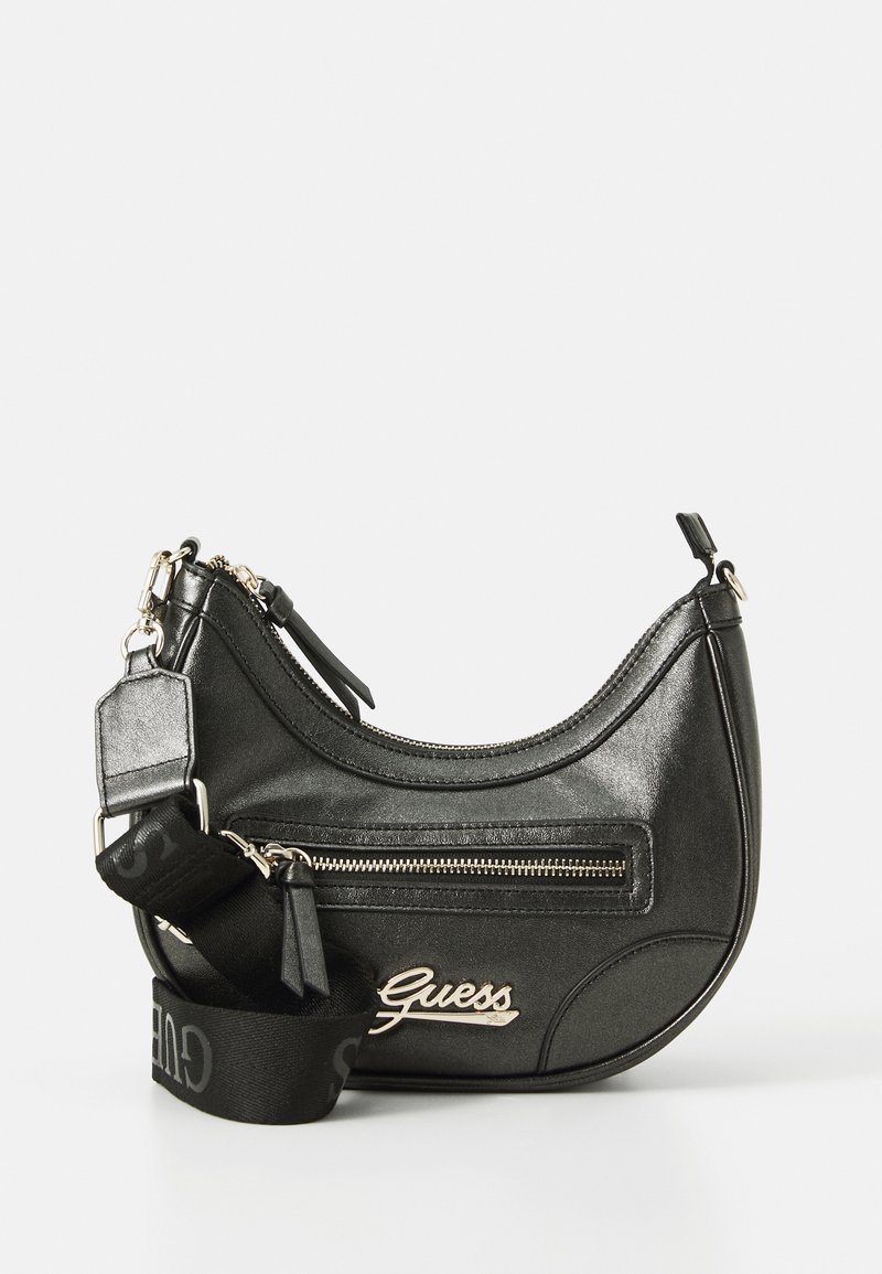 Bolsa de mão em imitação de pele preta com forma arredondada, apresentando um bolso frontal com fecho, ferragens prateadas e uma alça de logótipo destacável.