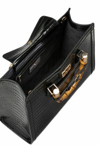 Schwarze Handtasche mit Krokodilprägung und goldfarbenen Beschlägen sowie einem strukturierten braunen Griff, ausgestattet mit einem geräumigen Innenraum und einer Klappenverschluss.