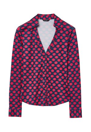 Chemise à manches longues à boutons de couleur bleu marine avec des pois rouges et roses, dotée d'un col et d'une texture de tissu lisse.