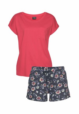 Rotes Kurzarm-Top mit Brusttasche, kombiniert mit marineblauen Shorts mit floralem Muster und Tunnelzug am Bund.