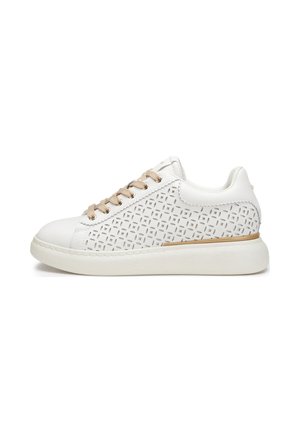Sneaker in pelle bianca con lacci beige, motivo a ritagli geometrici sui lati, suola spessa e dettaglio in oro sopra la suola.