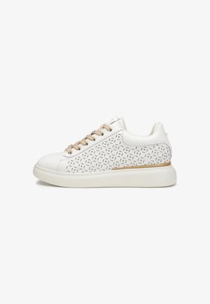 Sneaker in pelle bianca con lacci beige, motivo a ritagli geometrici sui lati, suola spessa e dettaglio in oro sopra la suola.