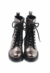 Botas de tobillo metálico gris con cordones negros, puntera redonda y acabado texturizado. Presentan una cremallera lateral y una suela de goma resistente.