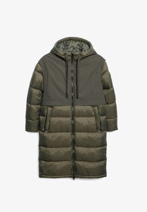 Parka acolchada en verde oliva oscuro, con cierre de cremallera en la parte delantera, capucha con cordones y paneles de tela dual con acolchado horizontal.