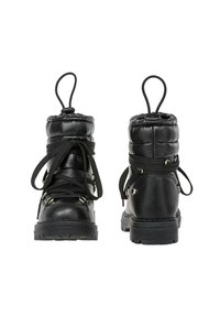 Czarne sznurowane buty z wyściółką, zaokrąglonymi noskami, teksturowaną skórą i złotymi oczkami. Tylne pętle ułatwiające zakładanie oraz elastyczne sznurowadła.