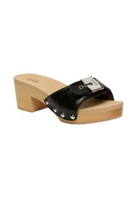 Sandalo in pelle nera con tacco in legno, fibbia e borchie argentate sulla fascetta, soletta beige e tacco a blocco.