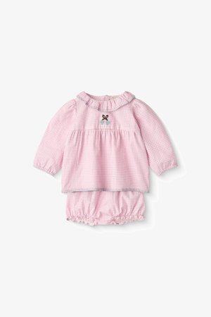 Ružičasta karirana bebačka odjeća s dugim rukavima koja ima ruffles ovratnik i svijetloplavi obrub, uparen s ruffles pelene. Iznad toga je vezeni detalj u obliku mašne.
