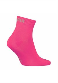 Fuchsia Knöchelsocke mit geripptem Bund und silbernem Logo. Glatte Textur, leichtes Material und enger Sitz für Komfort beim Tragen.