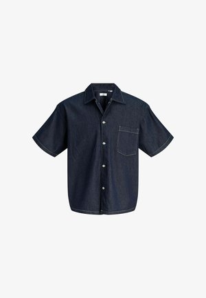 Mørkeblå kortermet denimskjorte med fremre lomme, knappelukking og en klassisk krage, vist på hvit bakgrunn.