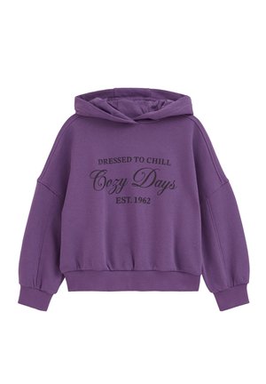 Sweat à capuche violet avec le texte "Dressed to Chill Cozy Days Est. 1962" imprimé sur le devant, avec manches longues et poignets côtelés.
