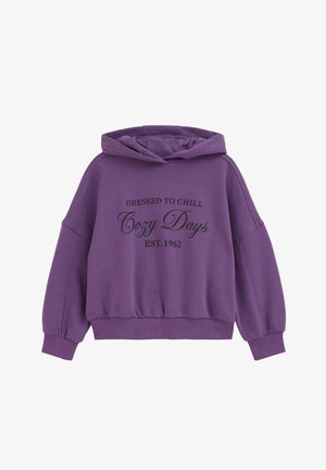 Paarse hoodie met de tekst "Dressed to Chill Cozy Days Est. 1962" aan de voorkant gedrukt, met lange mouwen en geribde boorden.