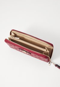 Guess GERTY LARGE ZIP AROUND - Portefeuille - claret
