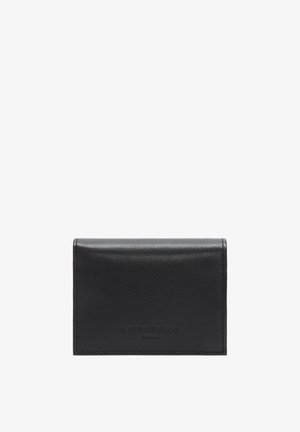 Billetero bi-fold de cuero negro con el nombre de la marca sutilmente grabado en la parte frontal, costura simple a lo largo de los bordes, sin hardware visible.