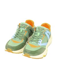 Grüne und orangefarbene sportliche Sneakers mit einem Obermaterial aus Mesh und Wildleder, charakteristischen blauen Akzenten, strukturiertem Stoff und einem gepolsterten Sohlendesign.