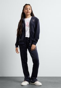Juicy Couture DIAMANTE ZIP THROUGH HOODIE - Užtrauktuku užsegamas treningas - night sky