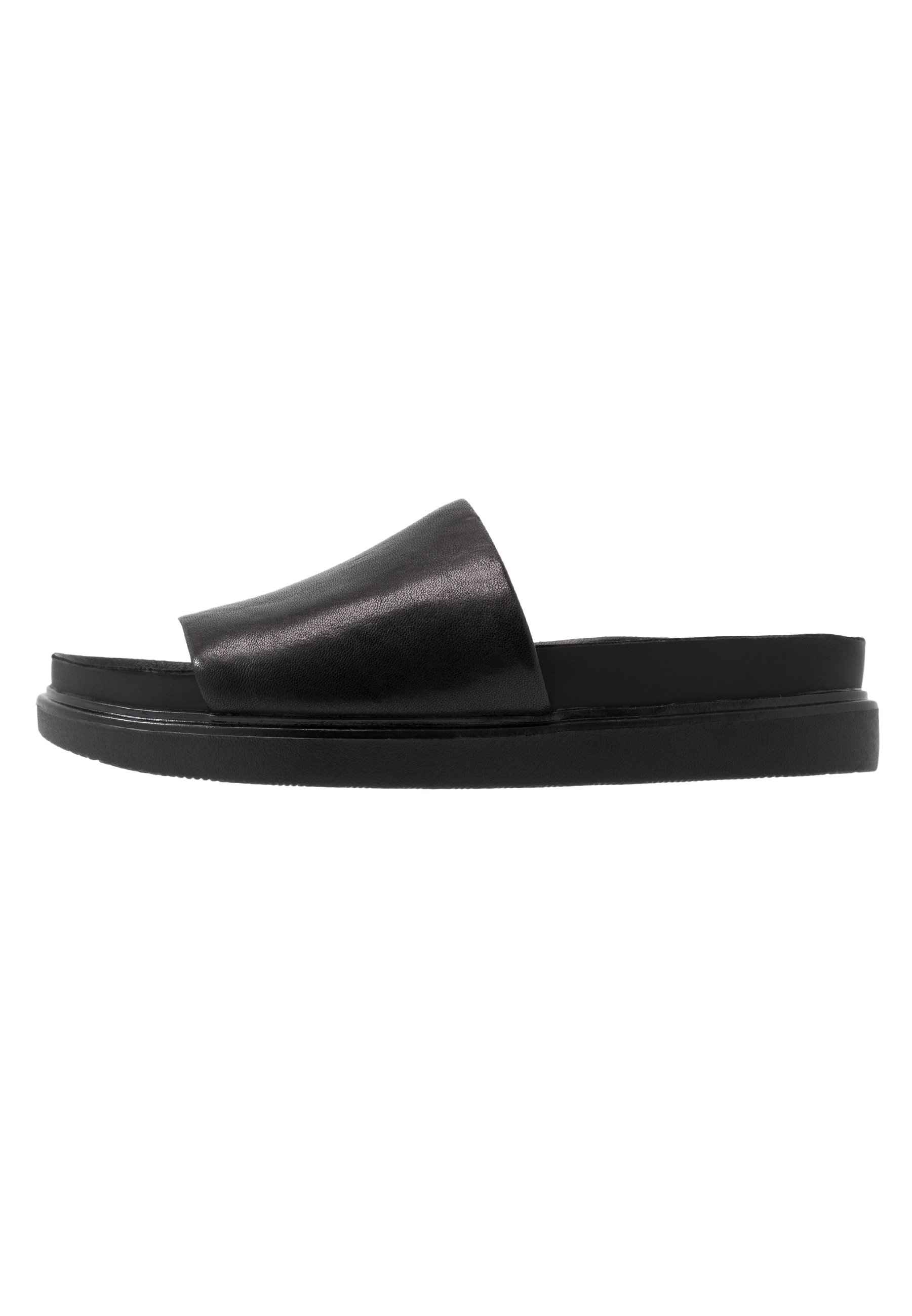 Black low heel shoes