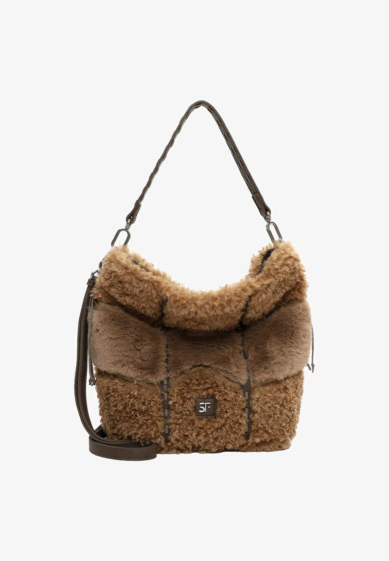 Brūns, pūkains pleca soma ar mīkstu tekstūru, noapaļotu formu, biezu siksnu un šūtām akcentiem. Priekšā ir logotips.