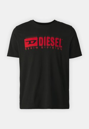 Maglietta in cotone nera con logo rosso "DIESEL" e testo "DENIM DIVISION". Maniche corte, collo rotondo, texture liscia, vestibilità rilassata.