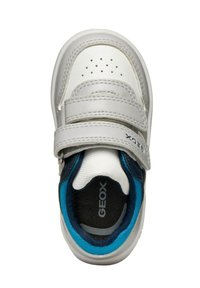 Zapatilla blanca y gris con acentos azules, con una correa de velcro, puntera perforada para mayor transpirabilidad y plantilla acolchada. Logotipo de la marca visible.