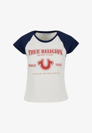 Tricou alb cu mâneci de culoare bleumarin și text roșu. Prezentă marca "TRUE RELIGION", un logo grafic și inscripția "WORLD TOUR". Material moale.