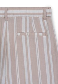 Helle rosa Hose mit vertikalen weißen Streifen, einer glatten Textur und einer Gesäßtasche mit einem dezenten Klappen-Detail.