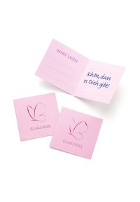 Rožinės padėkos kortelės su drugelių logotipais; viduje kortelės parašyta "Danke sagen:" ir ranka rašyta "schön, dass es Dich gibt!" vokiečių kalba.