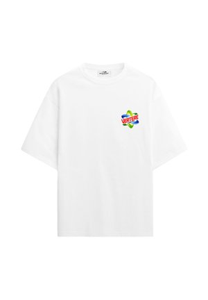 Bílé tričko s krátkými rukávy a malým barevným logem "VERTERE Clean Cuts" na levé straně hrudi.